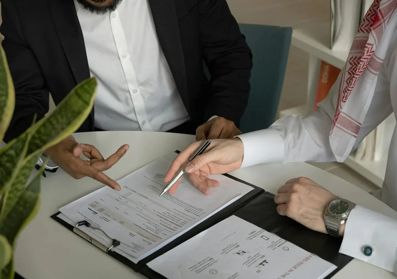 Assinatura de contrato de parceria em uma mesa de reunião